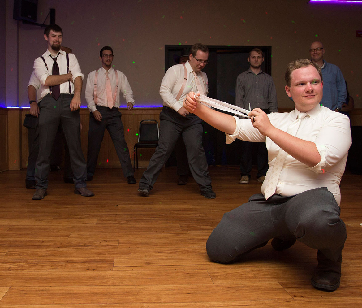 groom-garter-toss